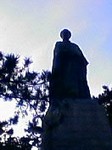 逆光の竜馬像